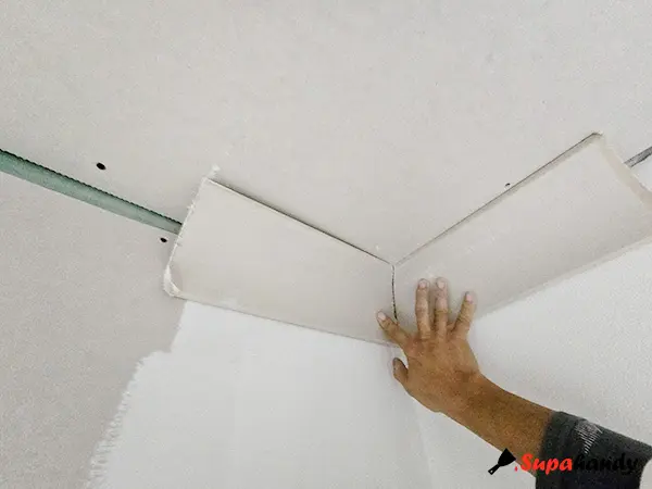 One pair of short sections with 90-degree internal angles, cornice