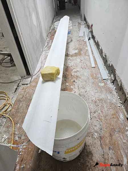 Dampen the decoration cornice with a wet sponge